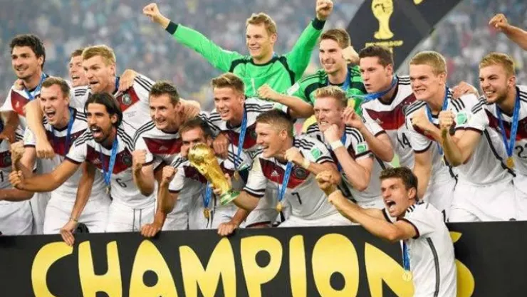Alemania tiene en su posesión cuatro Copas del Mundo. La escuadra teutona consiguió coronarse campeón en Suiza 1954, Alemania Occidental 1974, Italia 1990 y Brasil 2014.