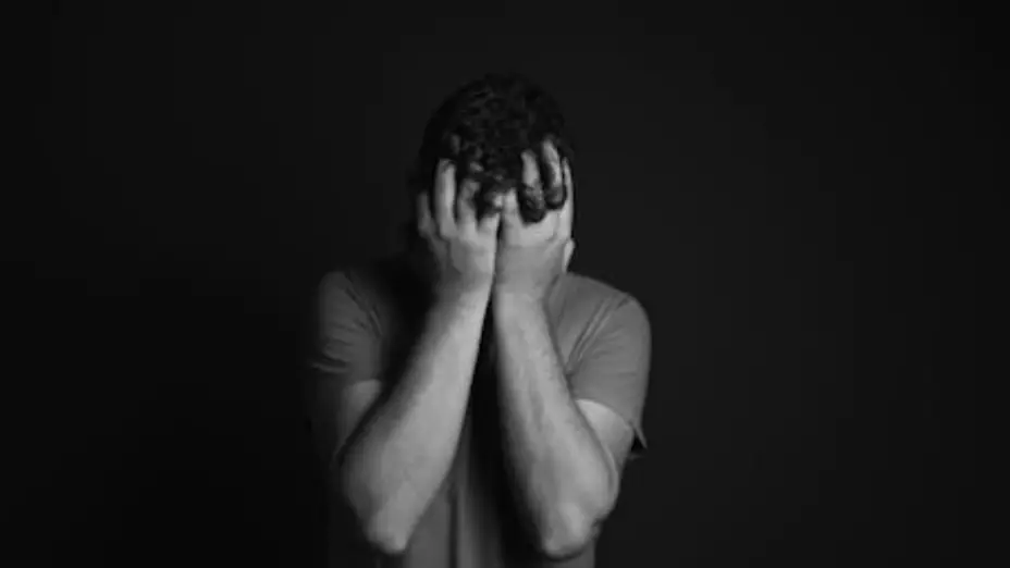 ¿Qué revela la bradipsiquia y bradilalia sobre la salud mental de Lex Ashton?