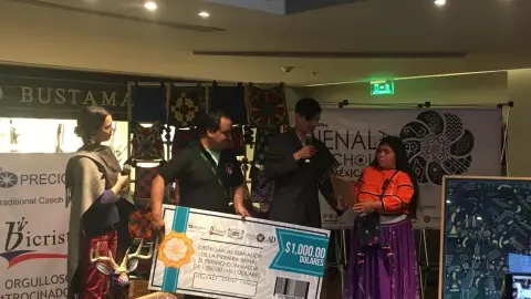 Hilaria Chávez gana la Primera Bienal de Arte Huichol