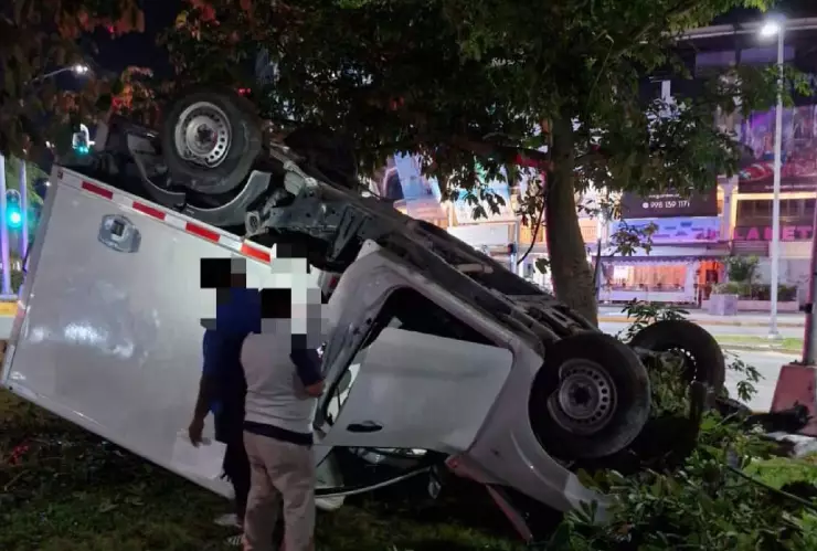 ¡Aparatoso accidente! Camioneta se vuelca sobre la avenida Bonampak en Cancún.jpg