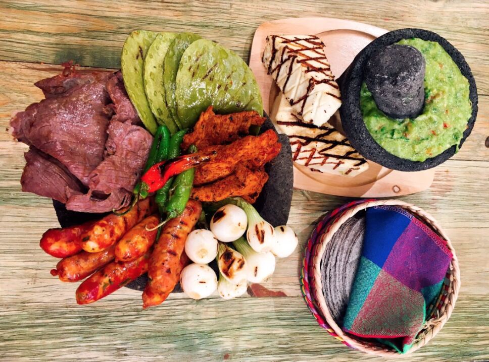 molcajete de cecina, cocineros mexicanos