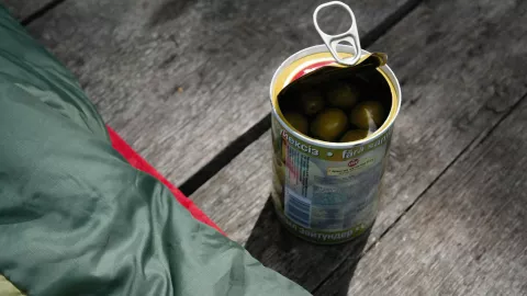 ¿Cómo abrir alimentos enlatados con una cuchara? Así es el método casero