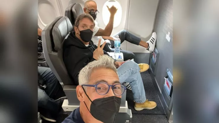 Menudo causa furor a su llegada a la Ciudad de M&eacute;xico para dar un concierto.