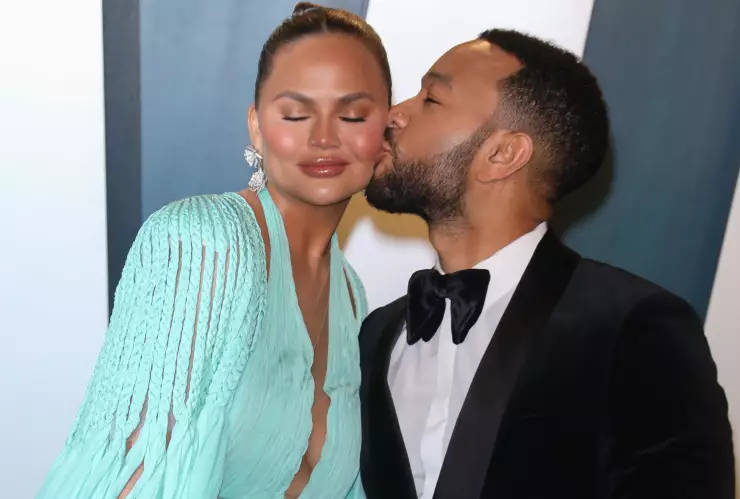 John Legend y Chrissy Teigen durante una alfombra roja