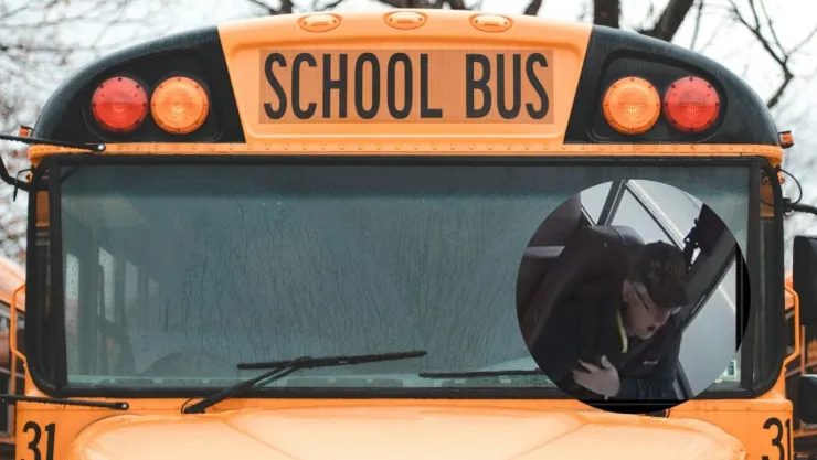 VIDEO. Así chocó un tubo contra el chofer de un autobús escolar.