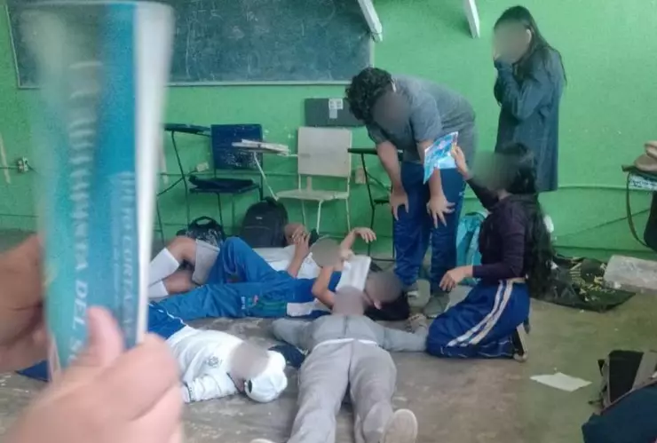 Maestro encierra a alumnos en salón caluroso