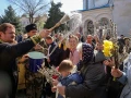 sacerdote_echa_agua_bendita_misa_Domingo_Ramos _iglesia_ortodoxa_Yevpatoriya_Crimea