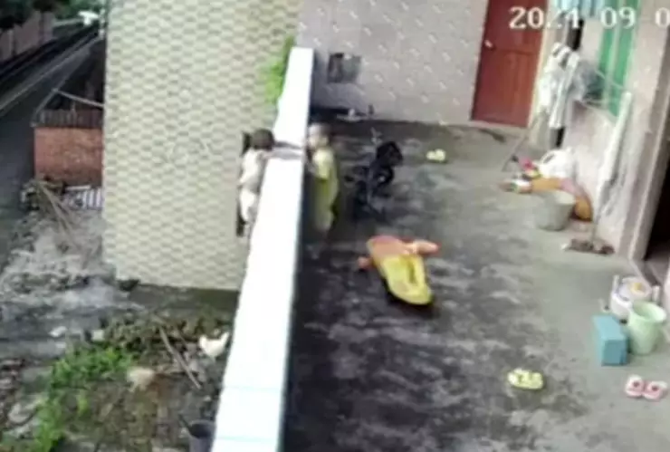 Bebé cae de balcón mientras jugaba con su hermano