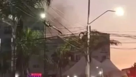 Se registra incendio cerca de concurrida plaza comercial de León, por la noche de hoy martes 16 de diciembre.jpg