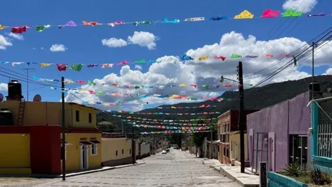 Sin grandes lujos, este Pueblo Mágico de Oaxaca ofrece vistas serranas y caminos perfectos para hacer senderismo.