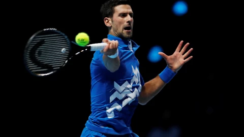 Novak Djokovic vence a Alexander Zverev y se mete a las semifinales del ATP Finals