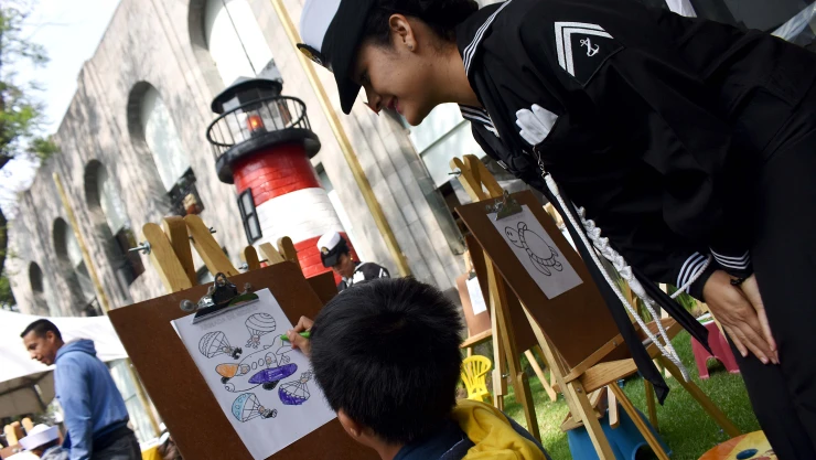 Niños con la Marina de México