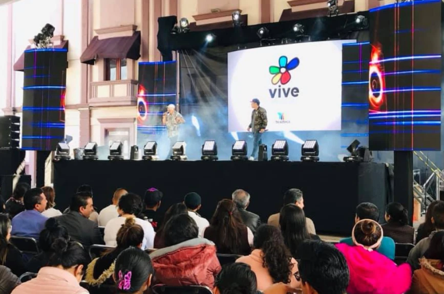 Un gran escenario en la explanada municipal