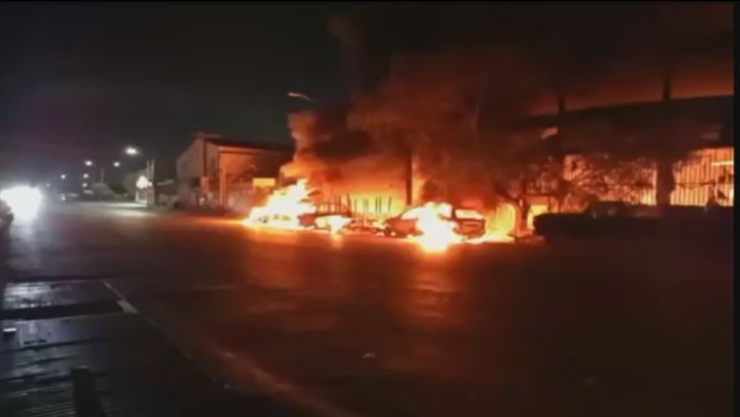 Incendio consume negocios en Apodaca, Nuevo León