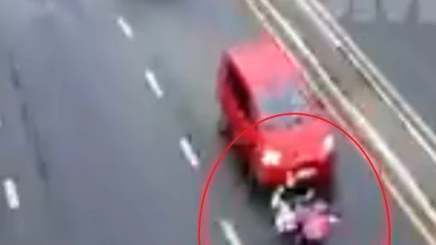 madre e hija atropelladas pavimento mojado argentina video