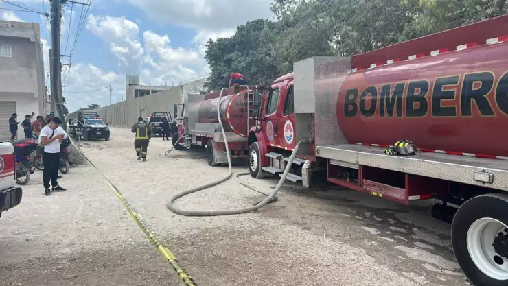 Se registra fuerte incendio en un deshuesadero en Cancún