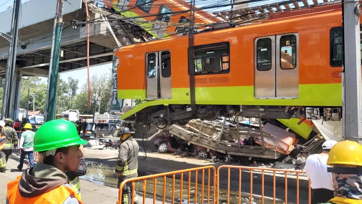 VIDEO: Regalan café y pan a rescatistas por el accidente del Metro