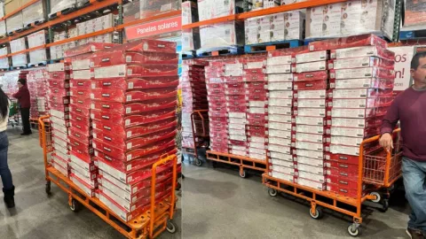 Personas comprando docenas de roscas de reyes en Tijuana