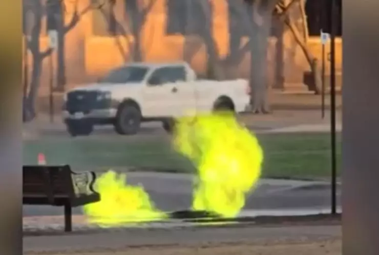 Captan llamas verdes saliendo de una alcantarilla