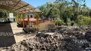 A un mes de la tragedia, escuela en Pahuatlán sigue sepultada entre lodo y piedras
