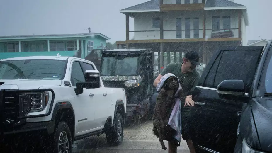Lluvias por huracán Beryl en Port O’Connor, Texas.