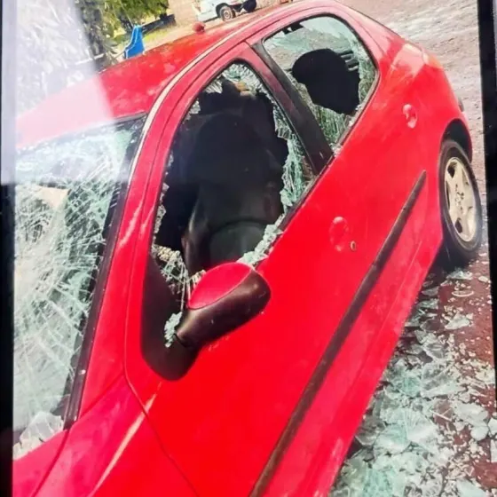 Auto con cristales rotos tras granizada en Chihuahua
