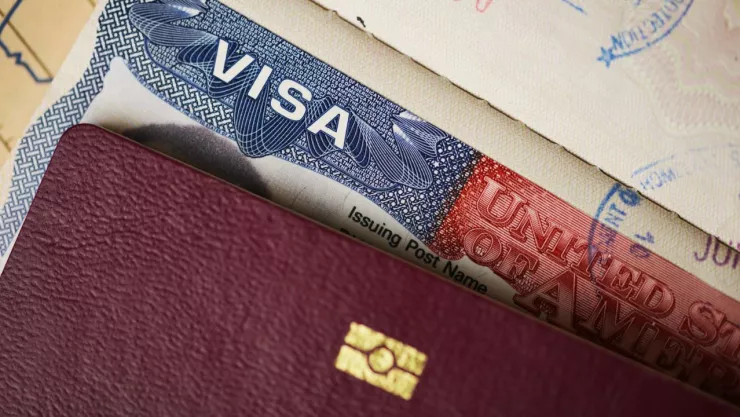 Visa de Estados Unidos, junto a un pasaporte