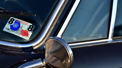 Coche con el sticker vehicular de Texas