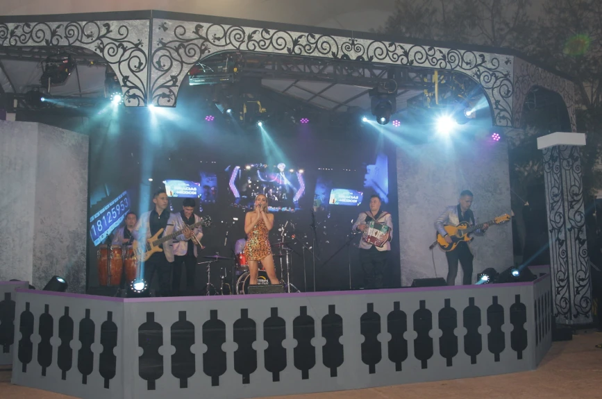 Todos bailamos con la música de Montserrat Fernández