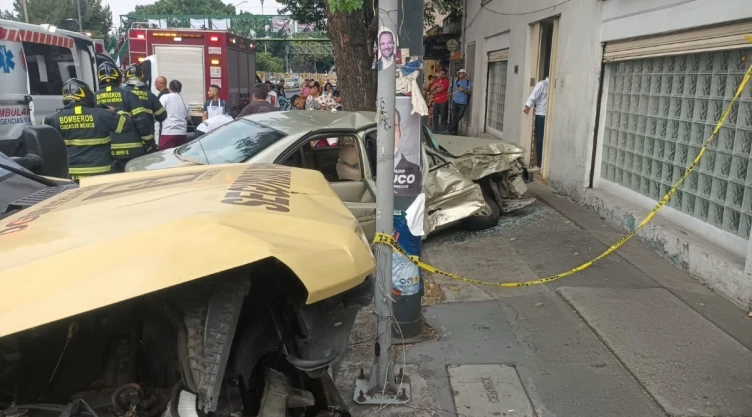 Camioneta de valores destroza el auto de una familia en Miguel Hidalgo; hay dos niños lesionados