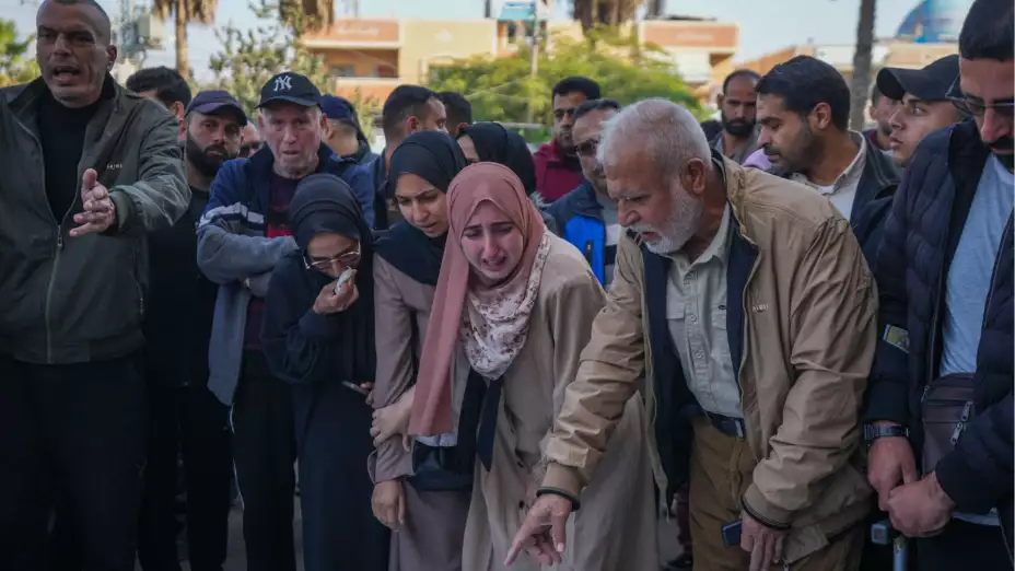 Palestinos lloran a víctimas de un ataque israelí en Gaza.