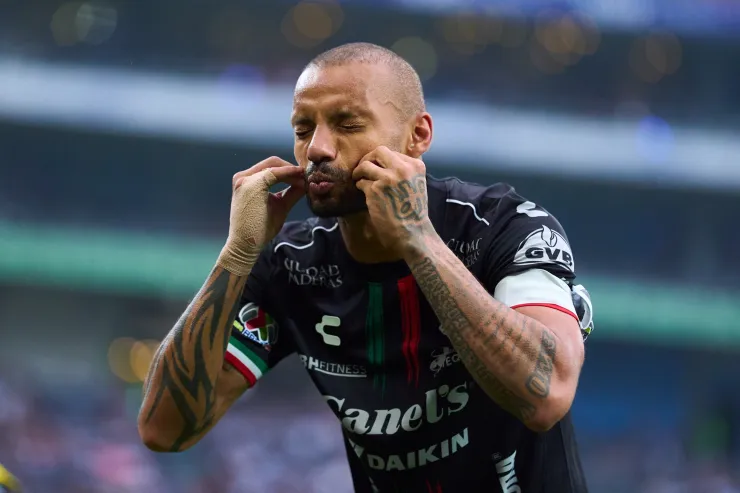 Joao Pedro, delantero del Atlético de San Luis, anota ante Rayados en la Jornada 13 de la Liga MX.