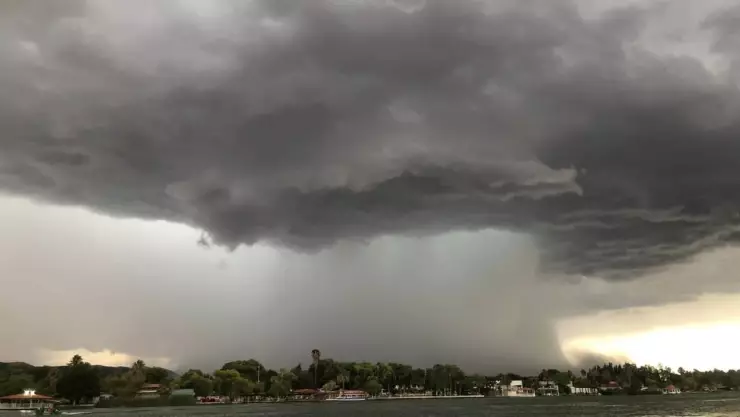 Aguacero en Lago Colina