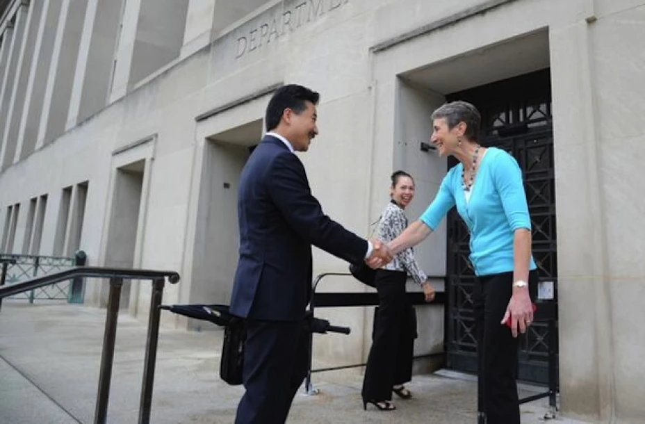 Un empleado del ministerio del Interior regresa a trabajar