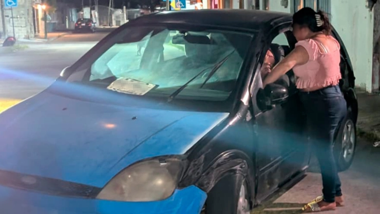 Iba manejando y dormitó; así terminó ESTRELLADO contra dos vehículos estacionados