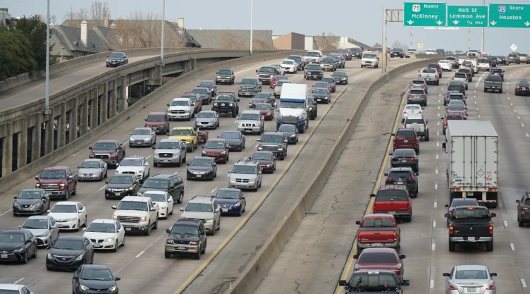 Autos avanzan por carretera de Texas