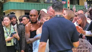 Fan se abalanza contra Ariana Grande en premiere de “Wicked”