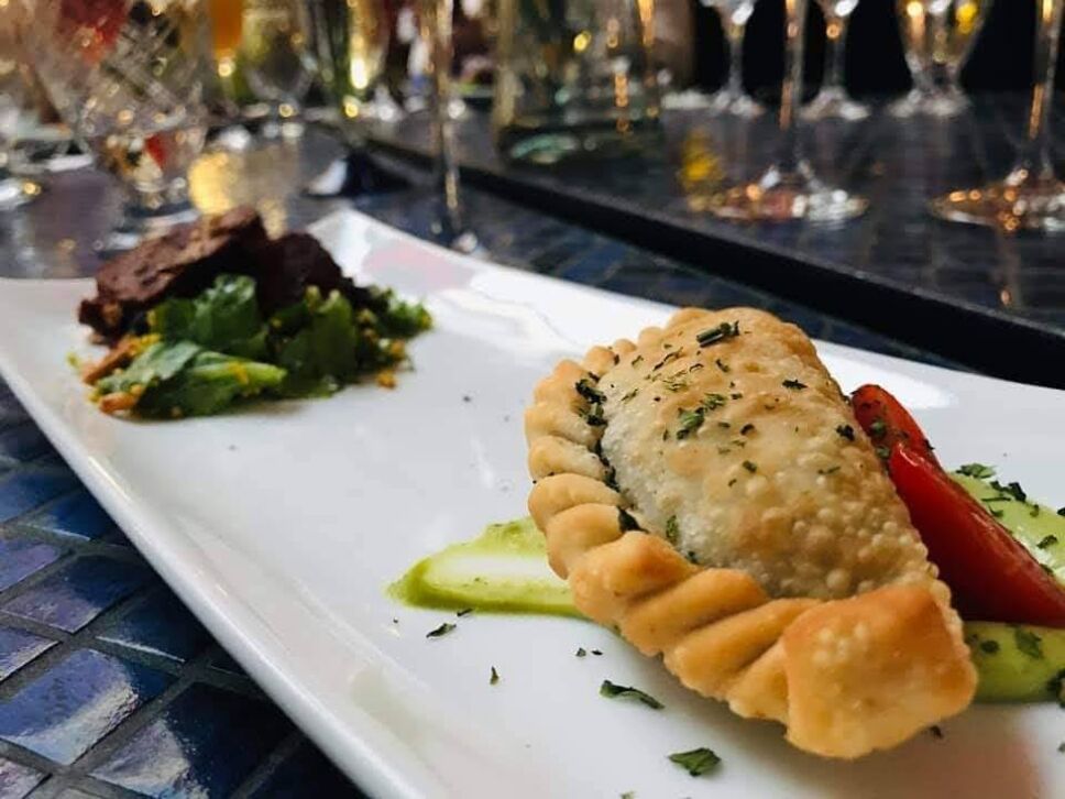 Cómo debo acomodar los cubiertos en la mesa