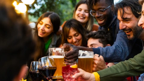 ¿Qué es más dañino, tomar una cerveza o un refresco? Esto dice Profeco