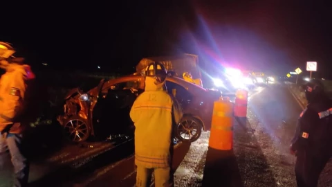 Choca auto contra camioneta en Guanajuato.