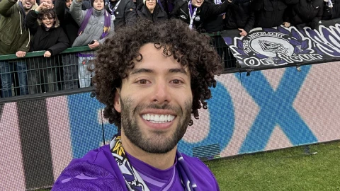 Chino Huerta con aficionados del Anderlecht