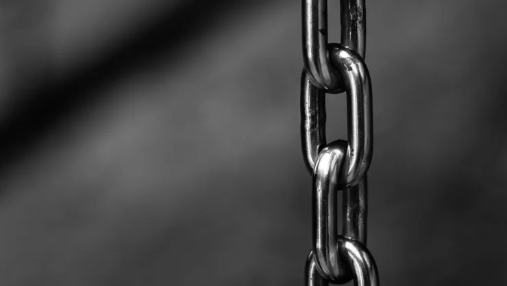 Sujetos colocaron cadenas en la entrada de una casilla electoral en Zapopan