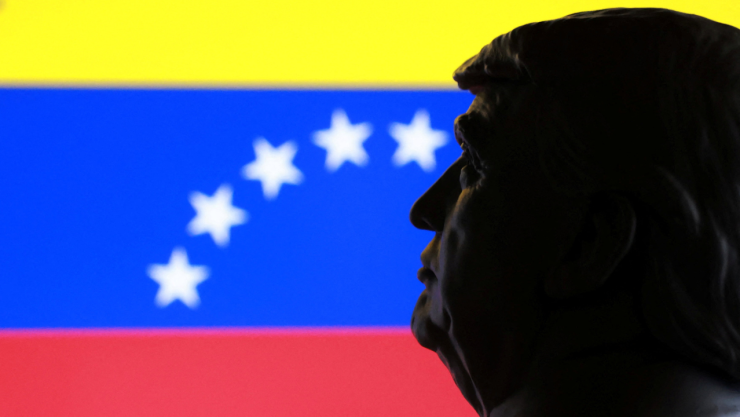 ilustración tomada el 9 de enero de 2026 se ve una miniatura impresa en 3D del presidente de Estados Unidos, Donald Trump, y la bandera de Venezuela .