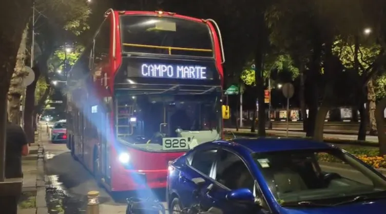 Golpean a chofer del Metrobús en Paseo de la Reforma por conflicto vial tras invasión de carril