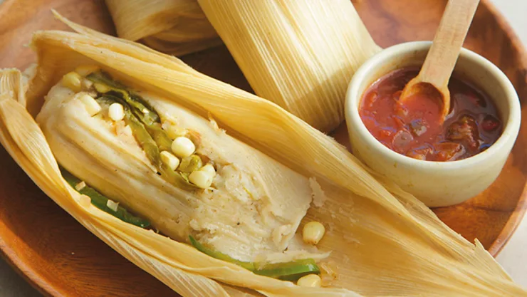Tamal verde acompañado de salsa roja Foto especial