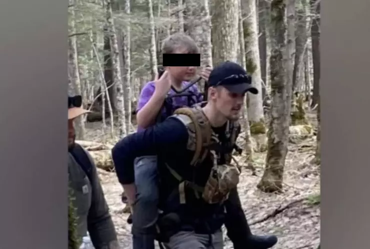 Niño sobrevive comiendo nieve tras estar perdido en el bosque durante dos día