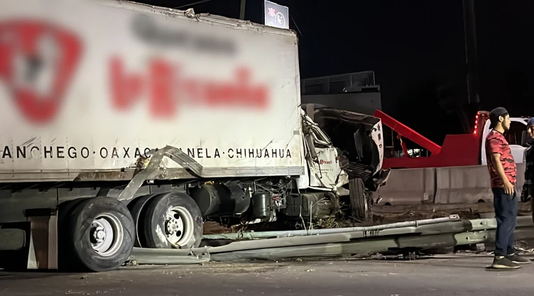 En el Edomex, camión vuelca en Periférico y se estrella en columna de Tlalnepantla