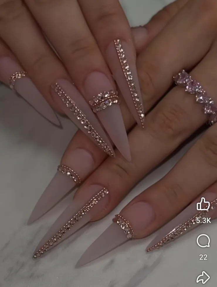 6 diseños de uñas tipo stiletto para looks extravagantes y fuera de lo común