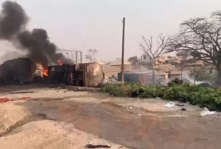 Tragedia en Nigeria: Explota pipa repleta de gasolina y deja 60 muertos