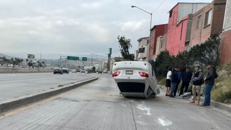 Auto vuelca en Vía Rápida Poniente de Tijuana hoy 6 de mayo de 2025